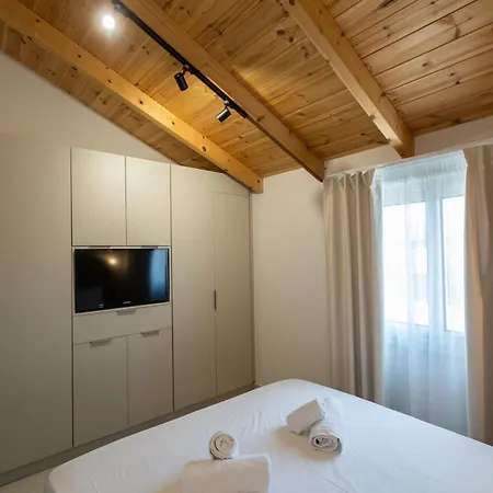 Bequest Corinthian Luxury Apartament *